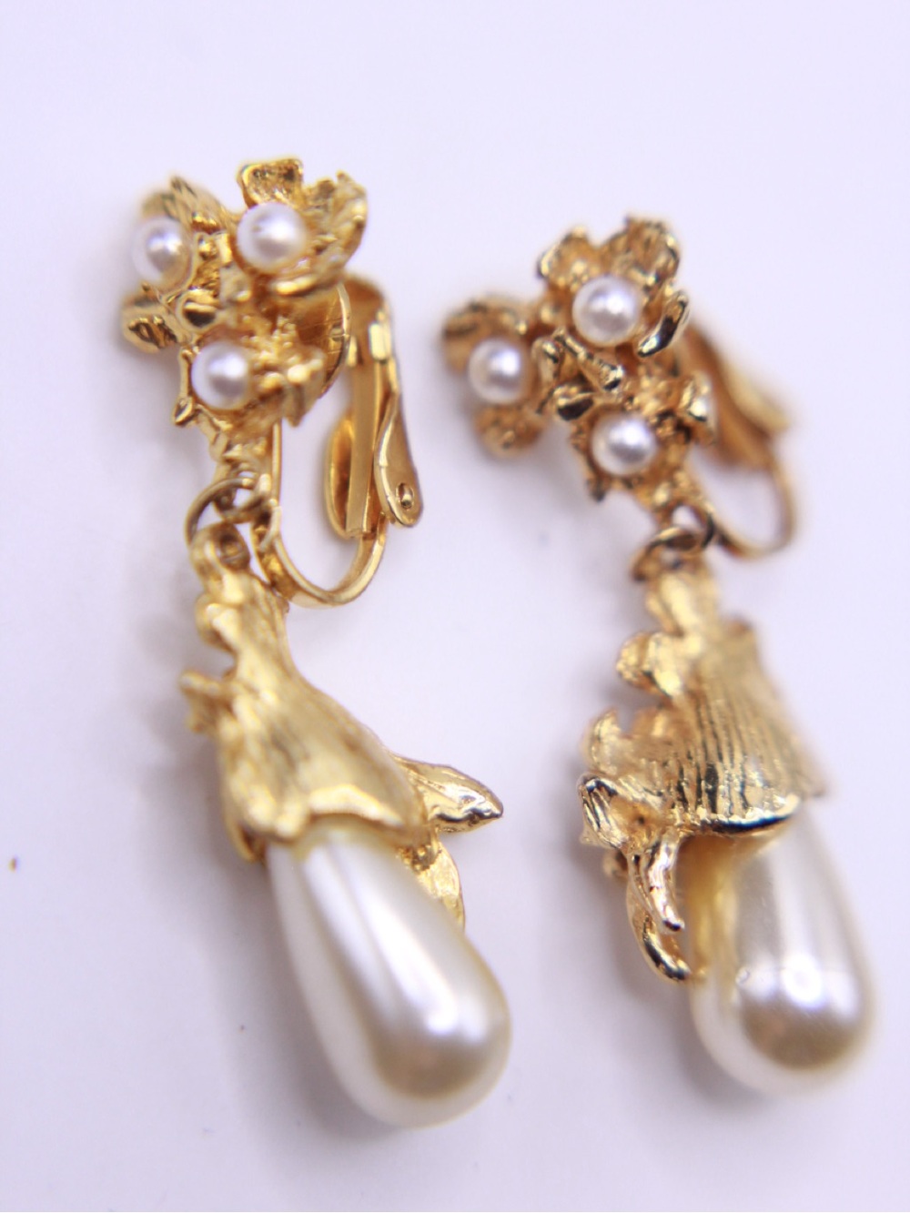 Vintage unsigned Gold tone Pearl Drop Clip-On Earrings - Classic Elegance